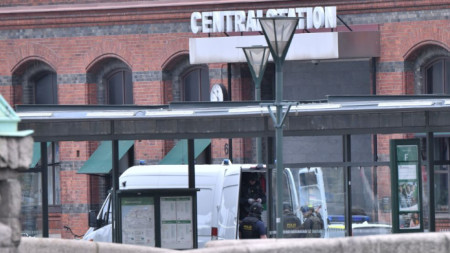 Полицаи на централната гара в Малмьо, където бе прострелян мъж, твърдящ, че има бомба.