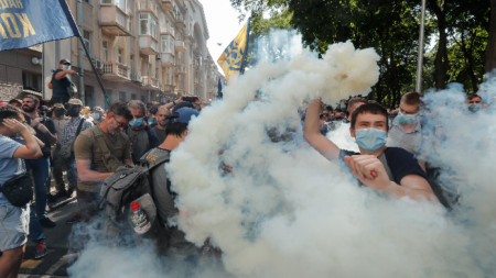Сблъсъци между националисти и полиция избухнаха пред президентството в украинската