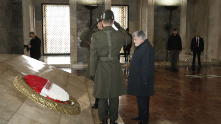 Преди срещата Вежди Рашидов участва в церемония по полагане на венец в мавзолея на Ататюрк