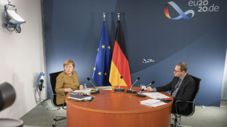 Ангела Меркел и кметът на Берлин Михаел Мюлер в началото на видеоконферентната връзка с премиерите на провинциите.