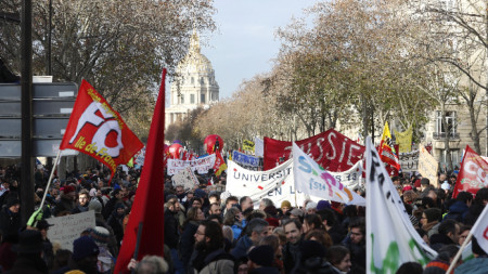 Пореден ден на протести в Париж и цяла Франция срещу пенсионната реформа на Макрон