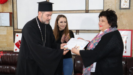 Директорът Кина Койнарска връчи дарението на отец Никола