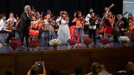 Софийската филхармония подава ръка на децата от Детския симфоничен оркестър