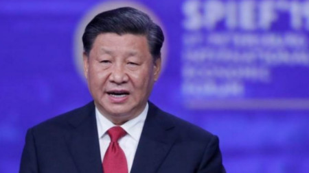Китайският президент Си Цзинпин говори на икономически форум в Санкт Петербург