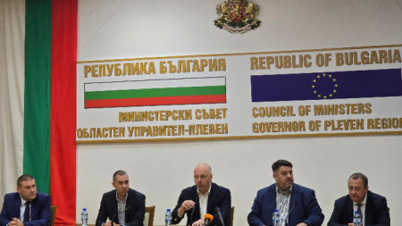 Премиерът Росен Желязков  (lв центъра) участва в извънредното заседание на Областния кризисен щаб в Плевен. На заседанието присъстваха и вицепремиерът Атанас Зафиров и министърът на регионалното развитие и благоустройството Иван Иванов (вдясно) - 29 септември 2025 г.  