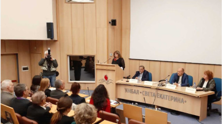 Вицепрезидентът Илияна Йотова изнесе лекция за съвременните предизвикателства пред трудовата медицина в аулата на болница 