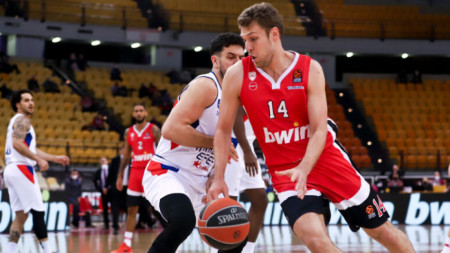 Най добрият български баскетболист Александър Везенков бе избран в Идеалната петица
