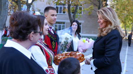 Вицепрезидентът Илияна Йотова посети Българския теоретичен лицей 
