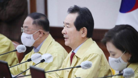 Чунг Сю-кюн (в средата), премиер на Южна Корея 