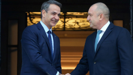 Bulgaria's President Rumen Radev (R) and the Prime Minister of Greece Kyriakos Mitsotakis (L) - Athens, February 16, 2023.