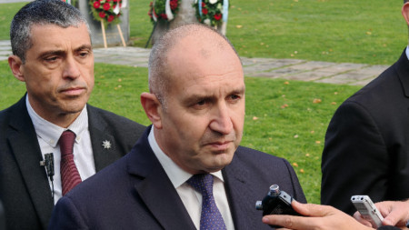 Президентът Румен Радев даде брифинг, след като участва в отбелязването на Празника на авиацията и българските ВВС -  16 октомври 2025 г.