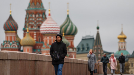 По моста над Москва река  пред храма Василий Блажени близо до Кремъл, Русия, октомври 2024 г.