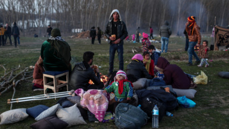 Група мигранти в очакване да прекосят турско-гръцката граница. Одрин, 1 март 2020 г.