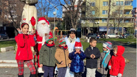 Дядо Мраз и Баба Зима приеха поздравленията на децата от Кърджали