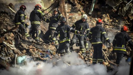 Пожарникари край унищожена жилищна сграда в центъра на Киев, 17 октомври 2022 г.