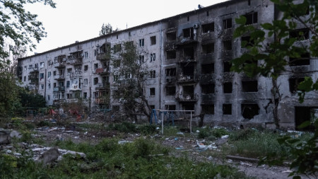 Разрушен жилищен блок в селище край Покровск