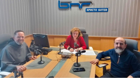 Архимандрит Ярослав Барткиевич (вдясно), Ана-Мария Кръстева и д-р Сефер Хасанов