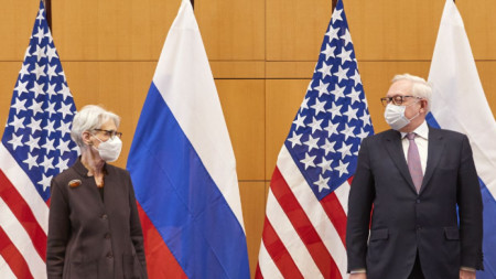Уенди Шърман, която оглавява делегацията на САЩ, и Сергей Рябков - на Русия, преди преговорите в Женева