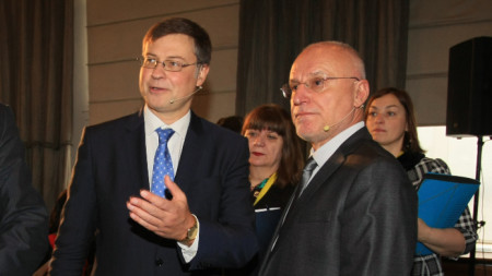 Заместник-председзателят на ЕК Валдис-Домбровскис (вляво) и управителян на БНБ Димитър Радев - София, 23 февруари 2023