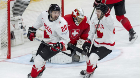 Хокеистите на Канада ликуват след третия си гол във вратата на Швейцария.