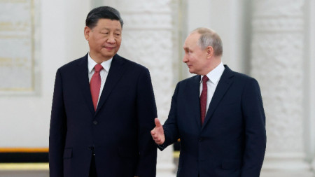 Си Цзинпин (вляво) и Владимир Путин (вдясно) разговарят в Кремъл, архив, 21 март 2023 г. 