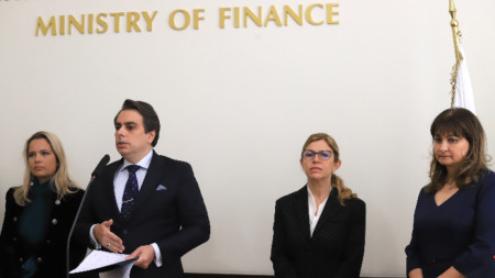 Служебният министър на финансите Асен Василев представи своя екип. На длъжността заместник-министър на финансите са назначени Ваня Стойнева, Виолета Лорер и Моника Димитрова-Бийчър. 
