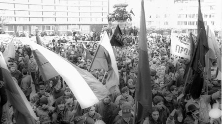 Протестни действия около сградата на парламента на 10 януари 1997 г. Демонстрантите щурмуват сградата