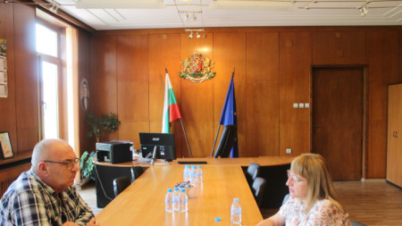Директорката на Регионалната здравна инспекция д-р Евгения Недева (вдясно) на среща с областния управител на Велико Търново Георги Гугучков - Велико Търново, 20 юни 2023