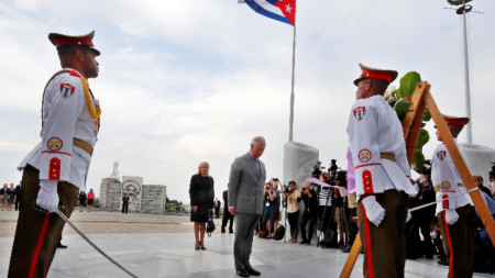 Принц Чарлз и съпругата му Камила поднесоха цветя на паметника на Хосе Марти на Площада на Революцията в Хавана.

