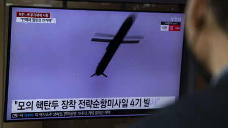 Мъж гледа новините в Сеул, Южна Корея, 24 март 2023 г.