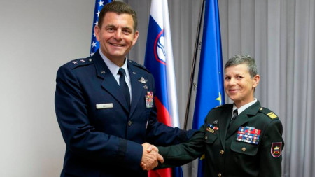 Генерал-майор Аленка Ерменц (вдясно) на среща с US генерала Майкъл Лоу при визитата му в Словения по-рано тази година.