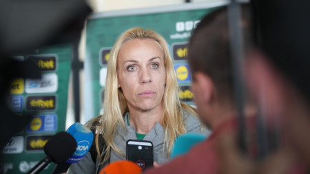 Антонина Зетова говори пред медиите на летището.