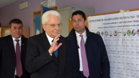 Италианският президент Серджо Матарела пристига за гласуване на европейските избори в секция в Палермо.