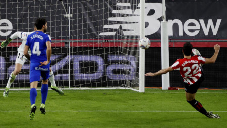 Раул Гарсия от Атлетик бележи за 1:1 срещу Хетафе.
