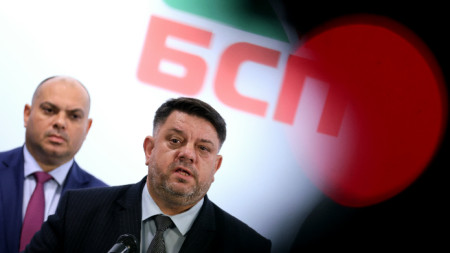 Председателят на БСП-Обединена левица Атанас Зафиров дава изявление пред медиите в централата на партията - 27 ноември 2025 г.  