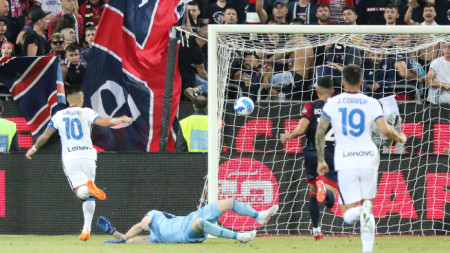 Лаутаро Мартинс (№10) вкарвна третия гол в за Интер.