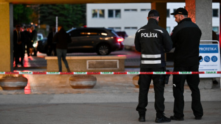Словашки полицаи пред болницата, в който бе откаран раненият словашки премиер