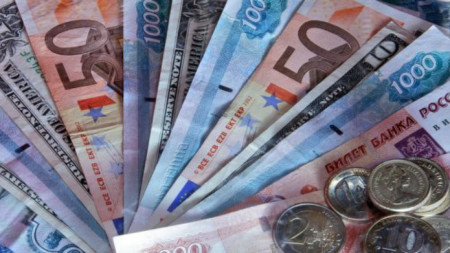 Руската валута отскочи от едноседмично дъно опитвайки да стабилизира около