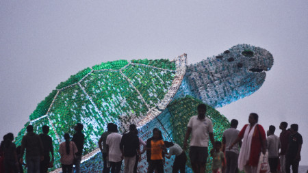 Модел на зелена морска костенурка от 600 кг използвани пластмасови бутилки на плаж в Индия повишава информираността за използването на пластмаса за еднократна употреба и ефекта ѝ върху морския живот. 