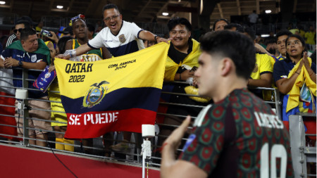 Фенове на Еквадор реагират на мексиканеца Рейес след мача.