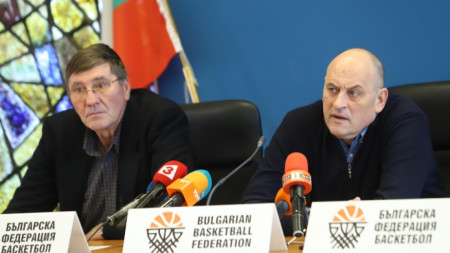 Президентът на БФБ Георги Глушков и селекционерът Росен Барчовски по време на пресконференцията.