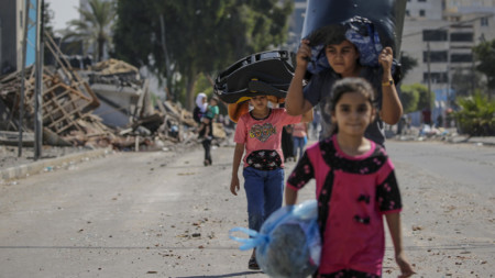 Evacuación de niños en Gaza
