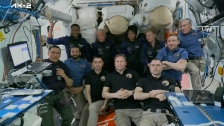 На горния ред отляво надясно, Али ал-Карни, Джон Шофнър, Раяна Барнауи и Пеги Уитсън позират за снимка с настоящите обитатели на Международната космическа станция, понеделник, 22 май 2023 г. 