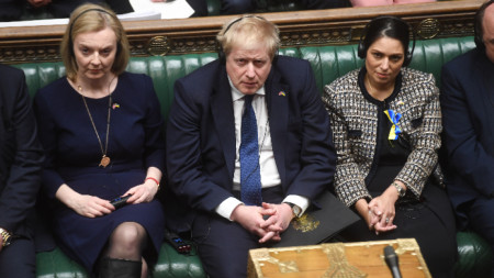 Лиз Тръс, Борис Джонсън и съпартийката им Прити Пател (вдясно) в британския парламент.