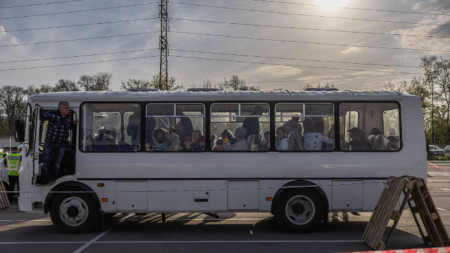 Автобус с 12 мирни жители отпътува от металургическия комбинат Азовстал