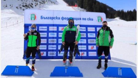 Камен Златков (в средата) спечели първото място.