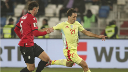 Себа Гогличидзе (вляво) няма да играе срещу България във вторник.