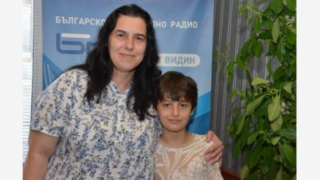 9-годишният Иван Стоянов и майка му Миглена Пантова