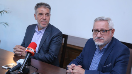 Двамата съпредседатели на българо-македонската комисия проф. Ангел Димитров (вдясно) и проф. Драги Георгиев дадоха брифинг за журналисти.