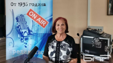 Калинка Згурова пред микрофона на Радио Стара Загора в изнесено предаване от Троян.